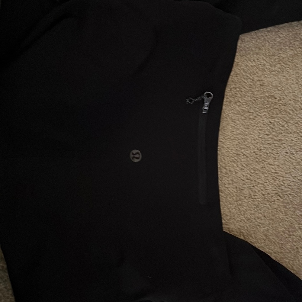 Lululemon leggings; Sz 4 ; Blk; 33in long/24 waist; zip back pckt; 2 front pckts
